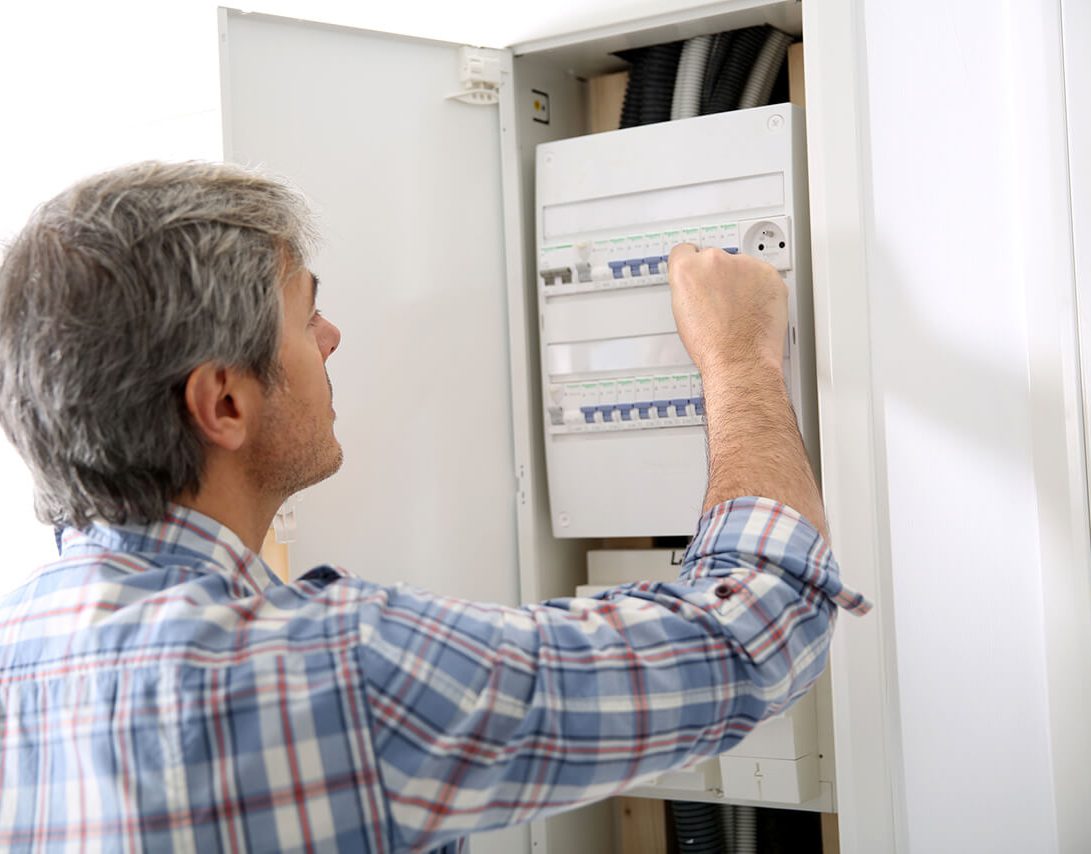 6 Signs That You Have an Electrical Problem at Home